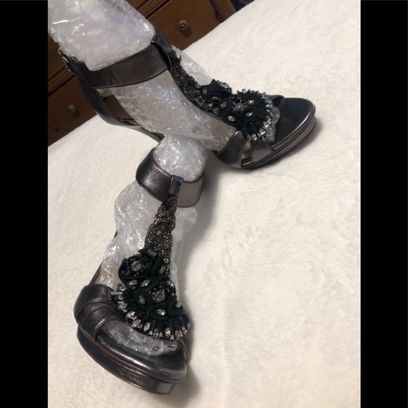 🌺Elie Tahari leather and embellished stilettos - Picture 12 of 12